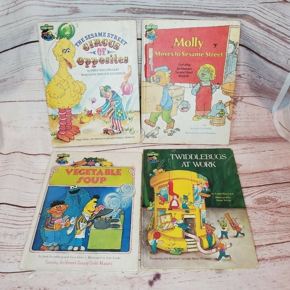 4 Vintage Sesame Street Book Club Jim Henson 1981 Golden Press Books - Picture 1 of 11